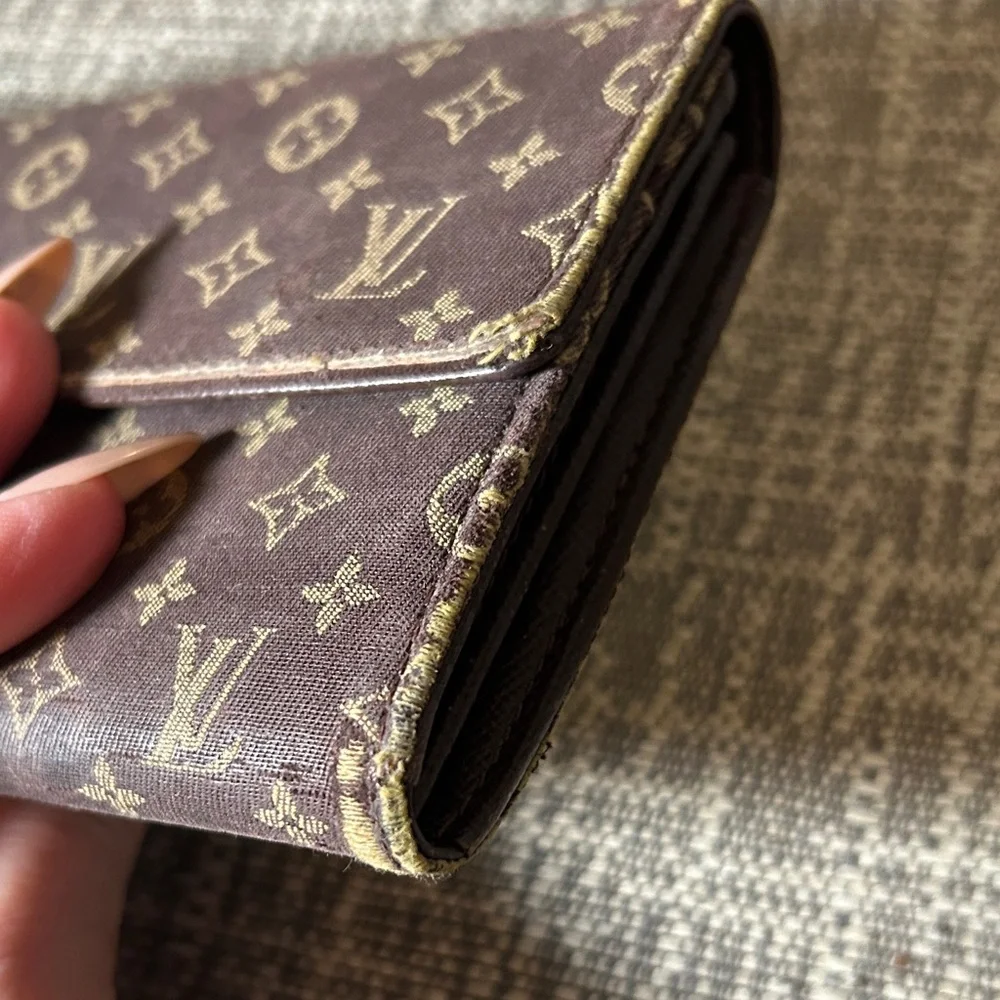 377.  Louis Vuitton Mini Lin Sarah Wallet w/COA